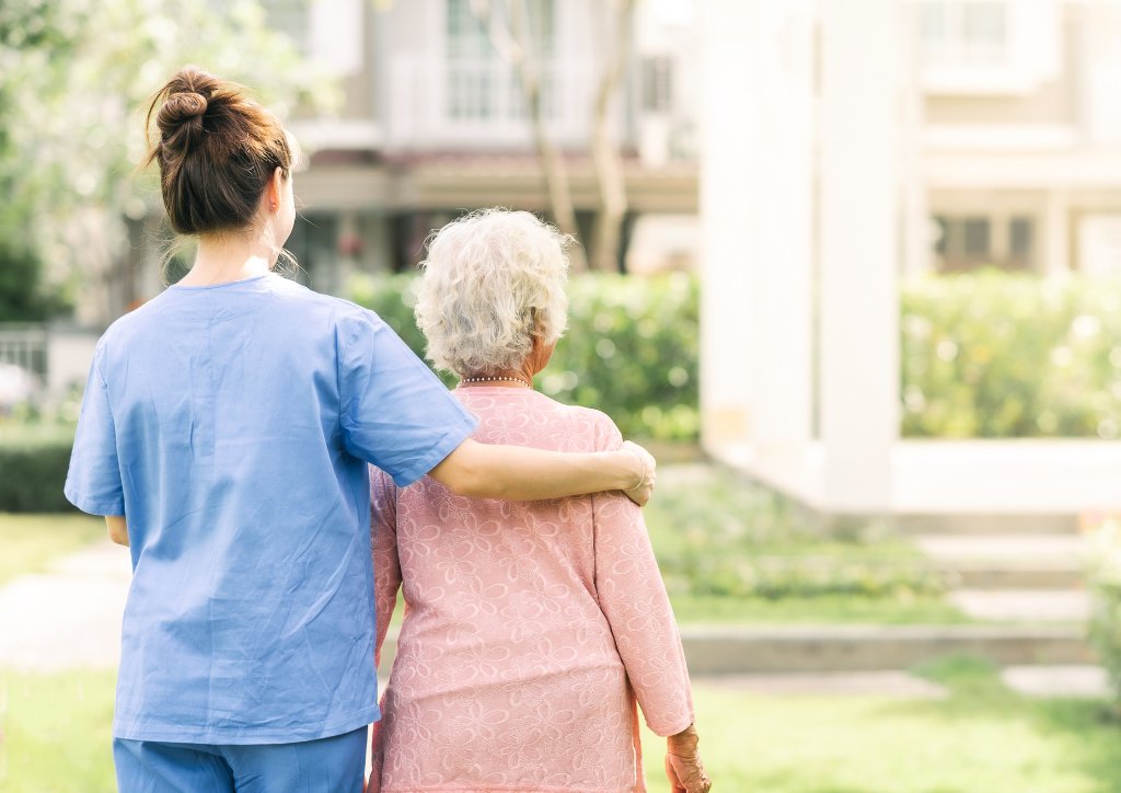 When-its-the-right-time-for-someone-to-move-into-a-Care-Home-Article-Healthcare-Homes.