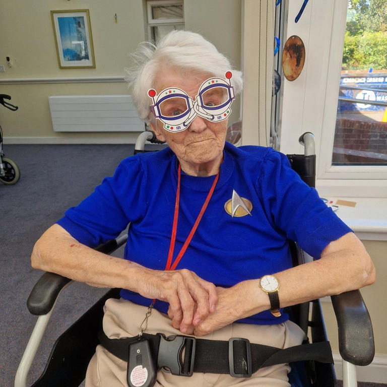 Bedhampton resident is mission-ready in their Star Trek mask!